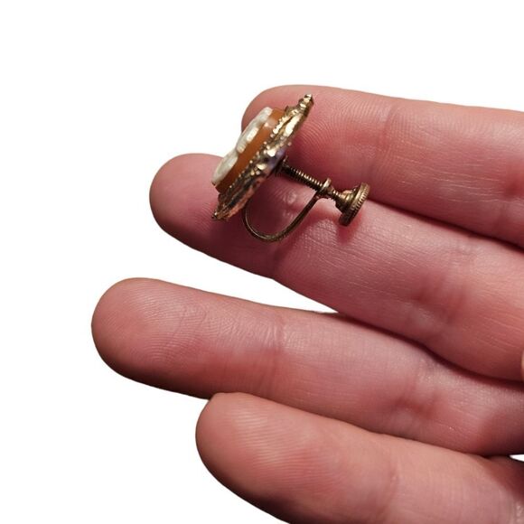 Vintage Cameo Screwback Earrings - Picture 4 of 10